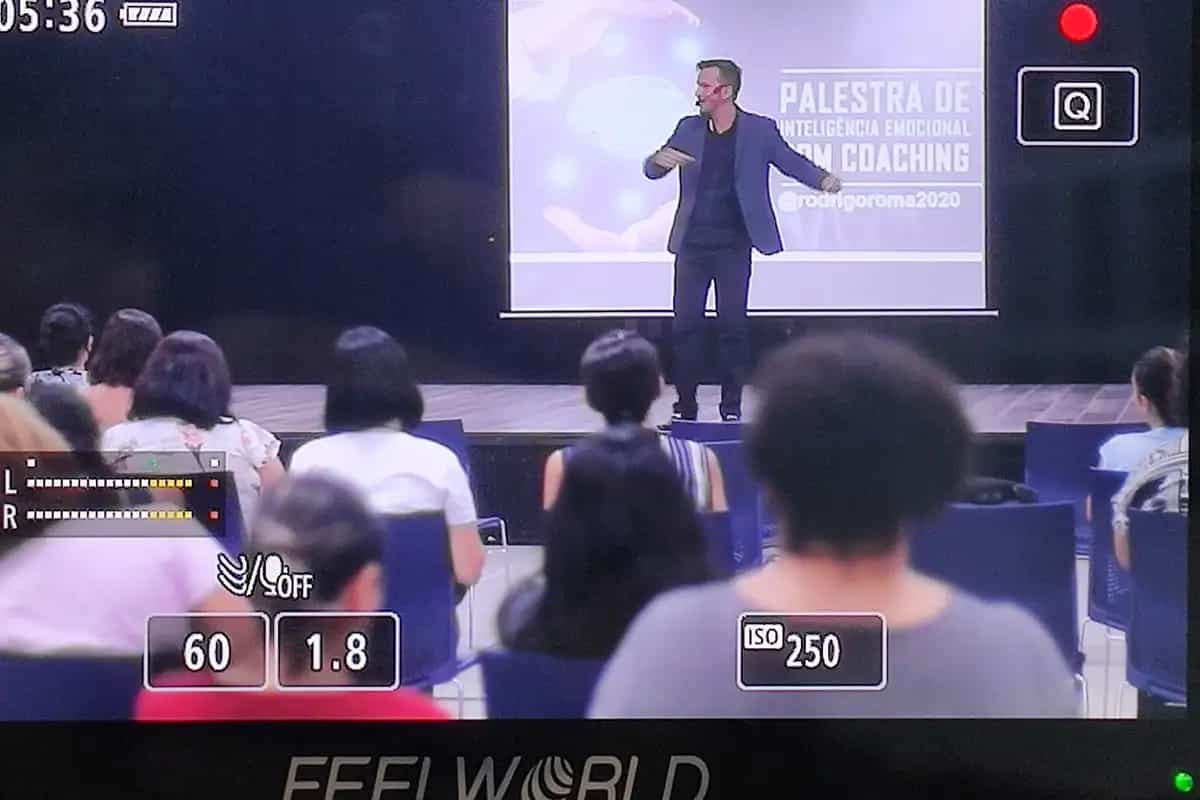 Gravação de vídeo de marketing em Votuporanga: câmera do Cultural Estúdio registrando uma palestra para a plateia