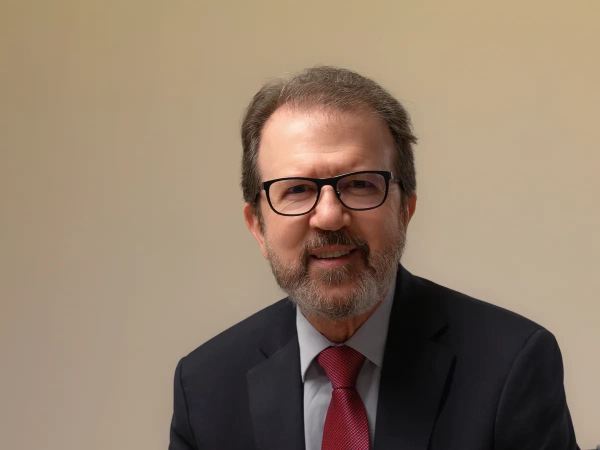 Dr. Antonio Seba Jr. sentado, de terno