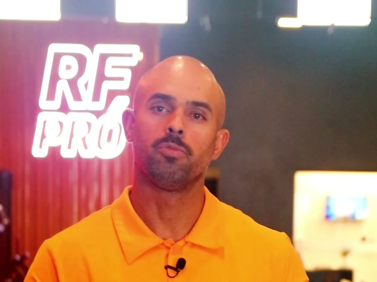 Rômulo Fernandes, da RF PRÓ, em Reels gravado pelo estúdio, com a marca em neon ao fundo